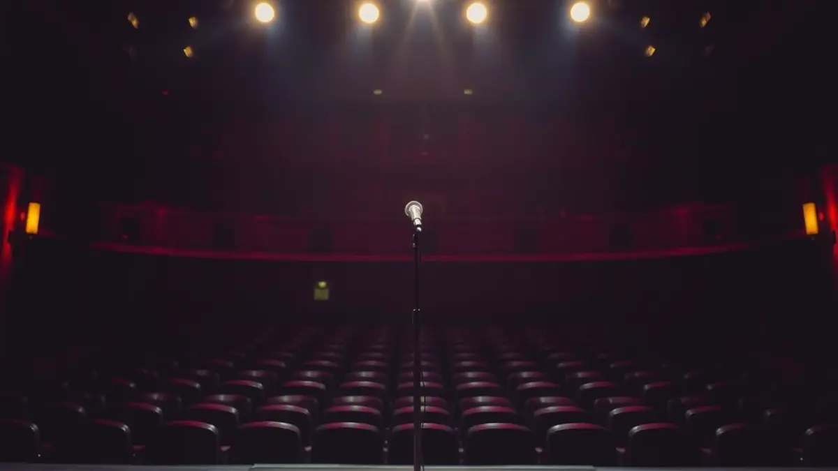 Imagen genérica de un escenario de teatro con un micrófono, antes de una actuación.