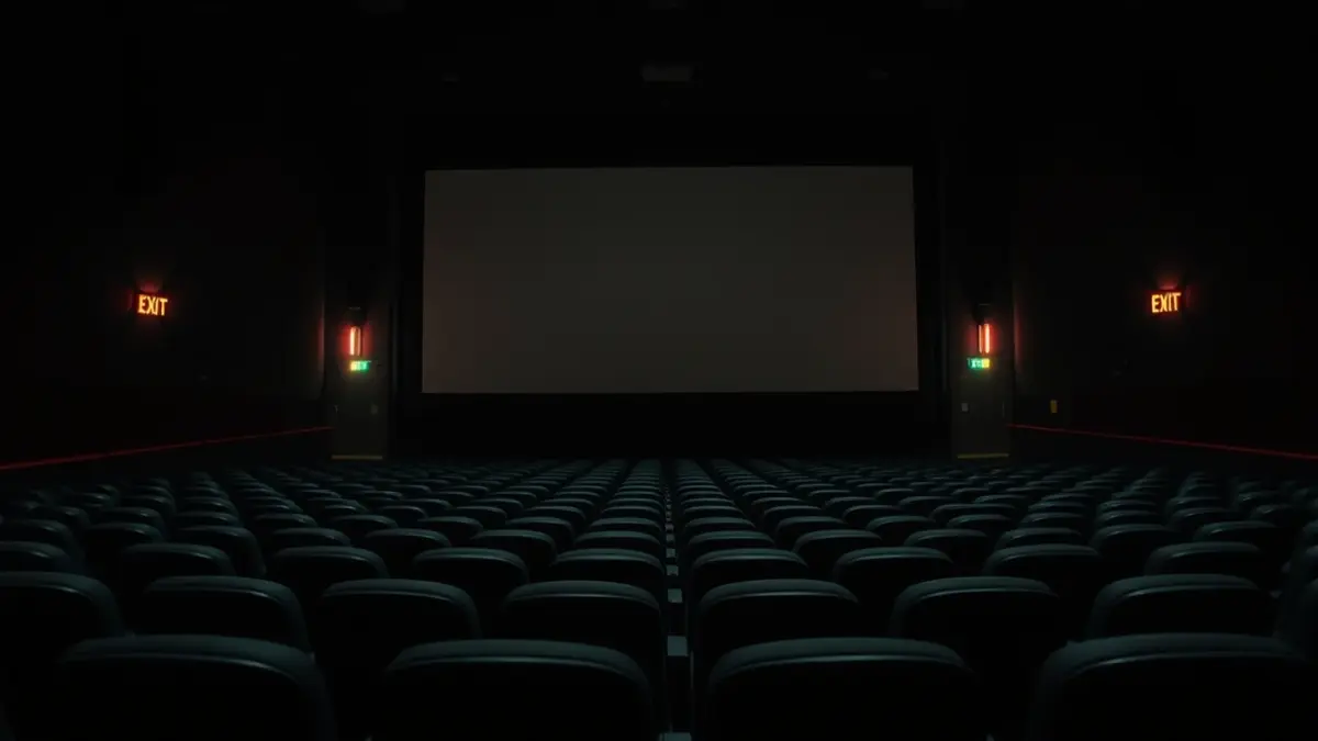 Imaxe xenérica de asentos baleiros nunha sala de cine escura.