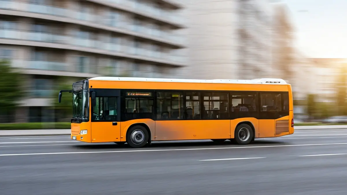 Imagen genérica de un autobús urbano en movimiento.