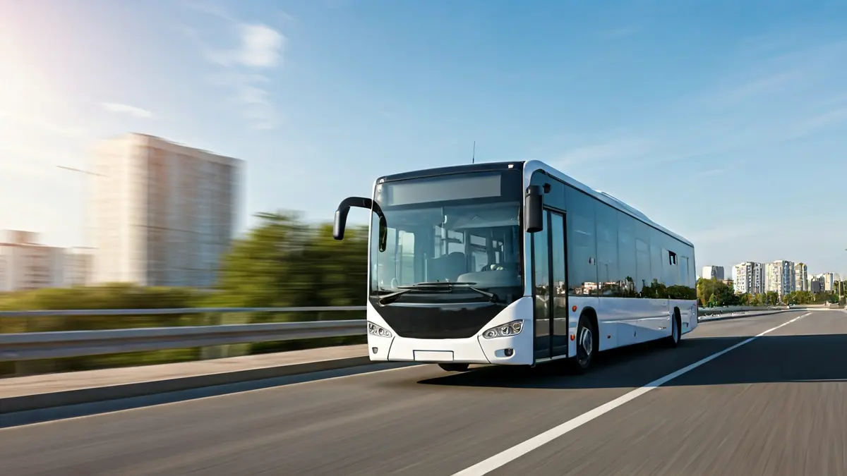 Imagen genérica de un autobús lanzadera conectando una urbanización con una ciudad.