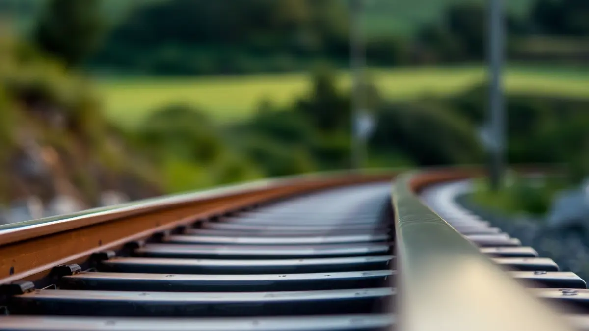 Imagen genérica de una vía de tren con paisaje gallego de fondo.