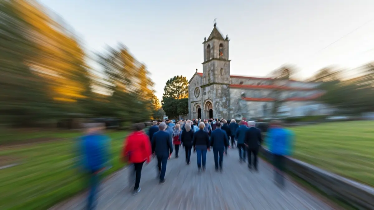Imaxe dunha multitude de persoas camiñando cara a un mosteiro nunha romaría tradicional.