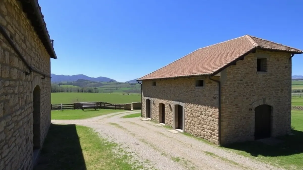 Imagen de una antigua construcción de piedra rehabilitada en Muras para alojamiento turístico.