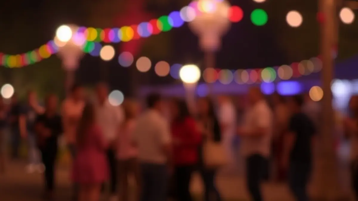 Imaxe xenérica dunha festa nocturna con luces de cores e xente difuminada.