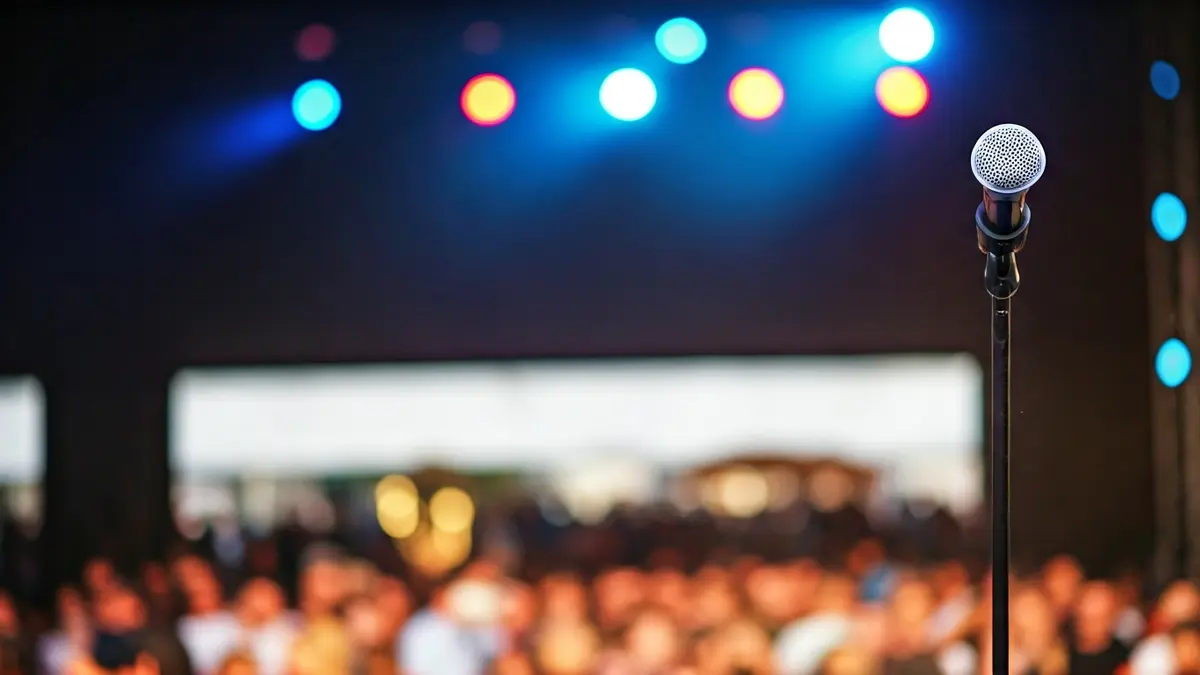 Imaxe xenérica dun escenario de festival de música con luces de cores.