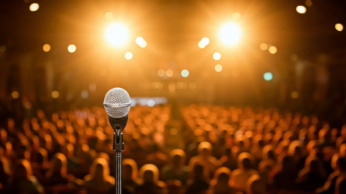 Imagen genérica de un micrófono en un escenario, simbolizando un concurso de música.