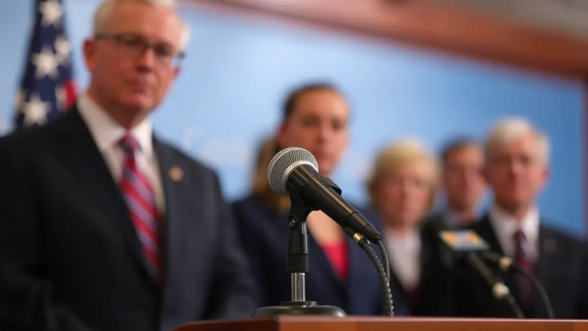 Imaxe xenérica dun micrófono nun atril, simbolizando unha declaración política.