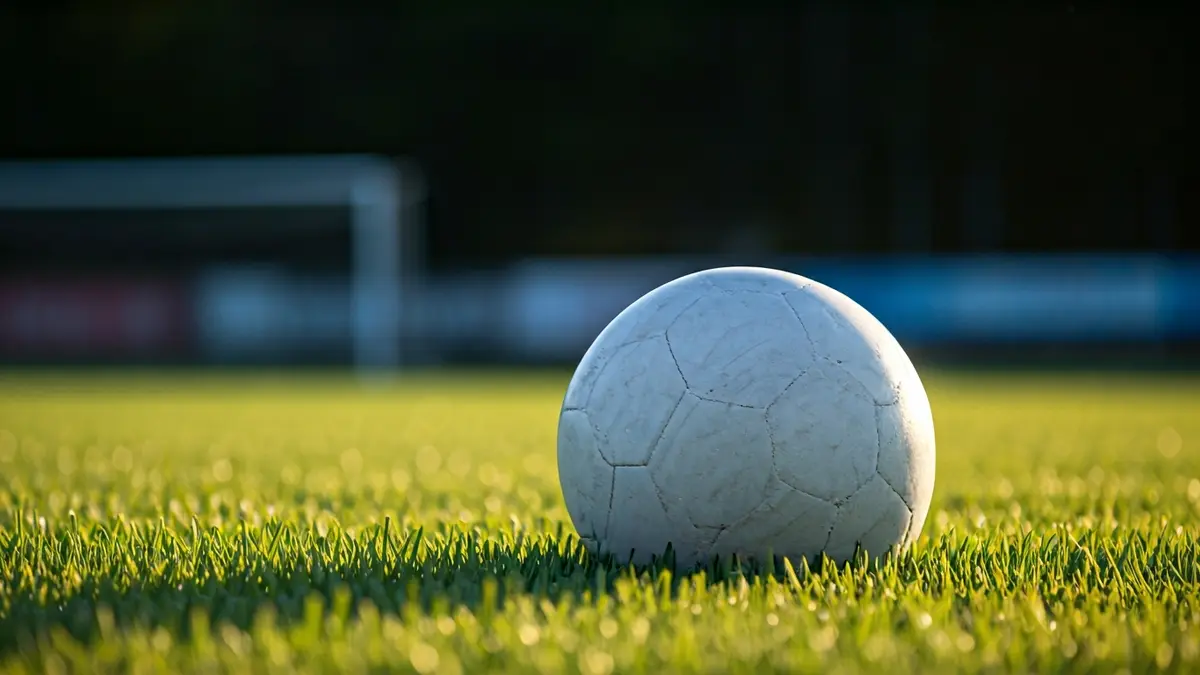 Imagen genérica de un balón de fútbol sobre hierba en un campo deportivo gallego.