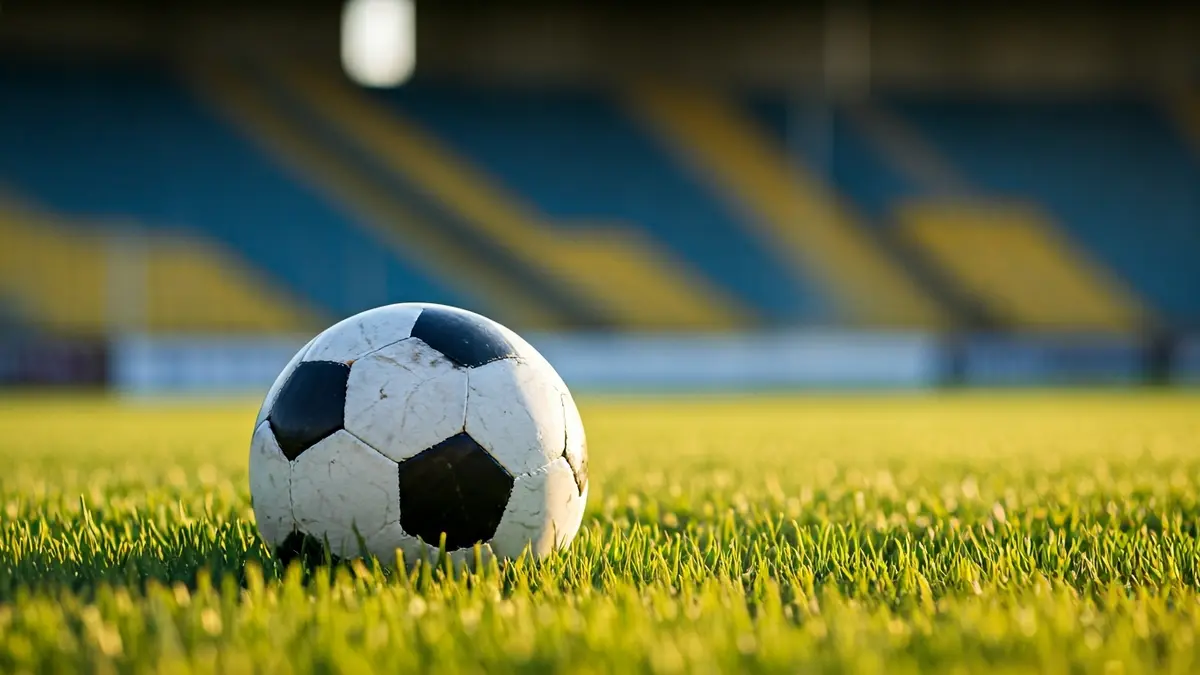 Imaxe xenérica dun balón de fútbol sobre o céspede dun campo