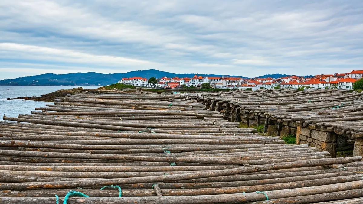 Imagen de los secaderos de congrio en Muxía, un elemento cultural y paisajístico.