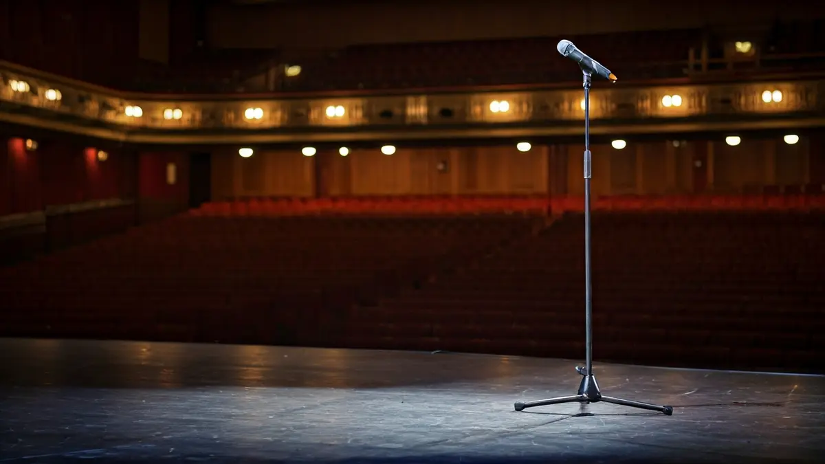 Imagen genérica de un escenario vacío con un foco de luz.