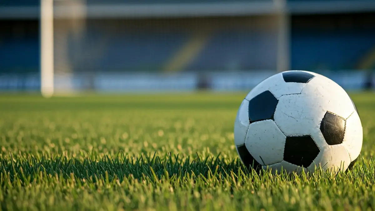 Imaxe xenérica dun balón de fútbol nun campo de herba.