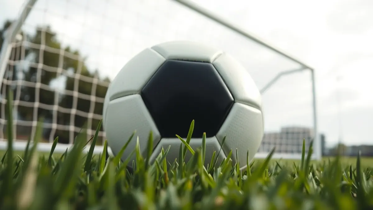 Imagen genérica de un balón de fútbol sobre el césped de un campo.