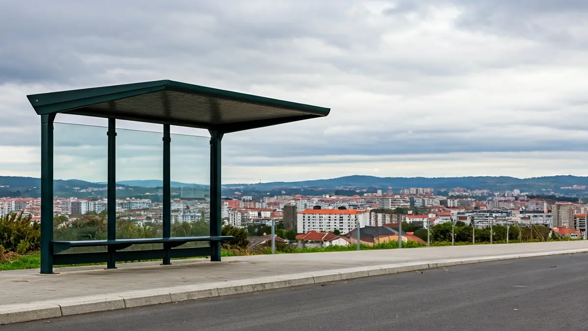Imagen genérica de una parada de autobús que conecta una zona rural con una urbana.