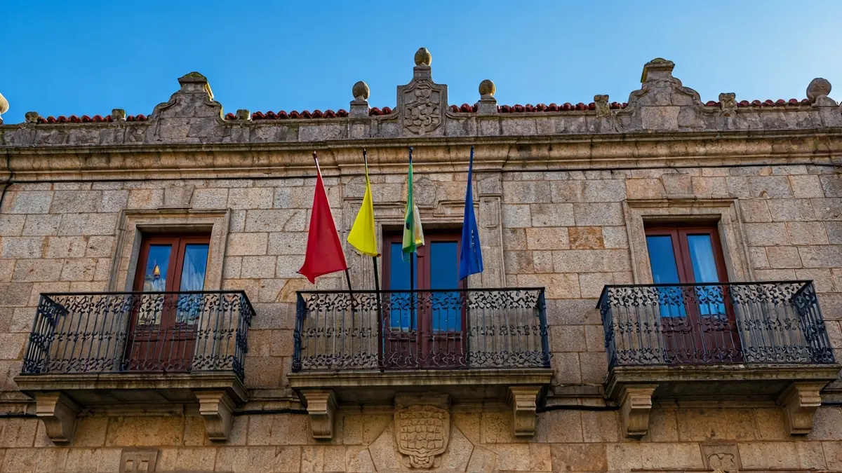 Imaxe da fachada dun concello galego, con balcón e soleado.