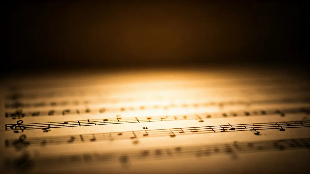 Imaxe xenérica dunha partitura de música clásica iluminada, suxerindo un concerto.