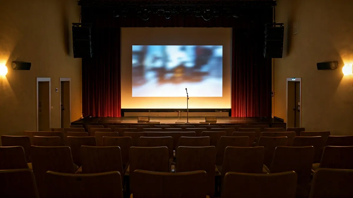 Imaxe xenérica dun auditorio preparado para unha proxección de cine.