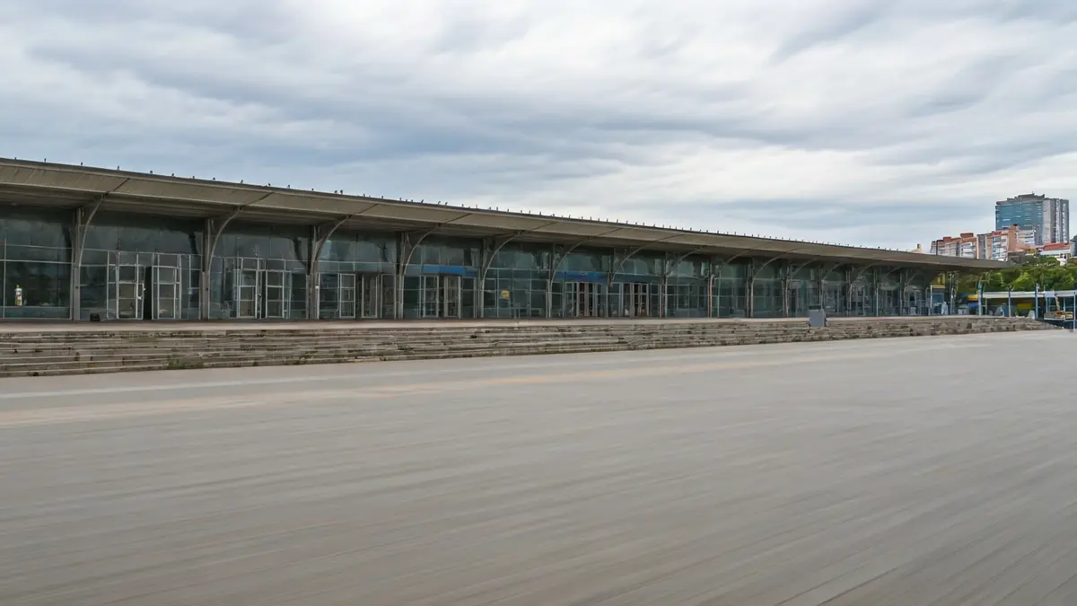 Imaxe xenérica dunha estación de autobuses baleira en Galicia.