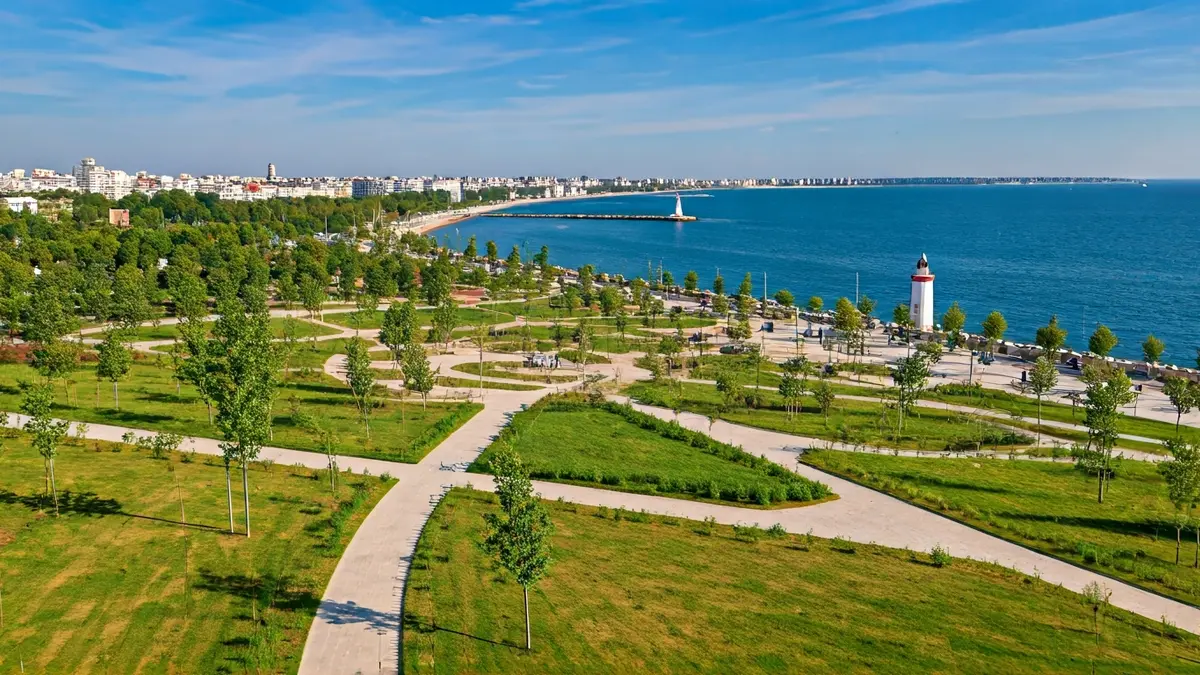 Imaxe aérea do futuro Parque do Vixía na Coruña, con vistas á Torre de Hércules.