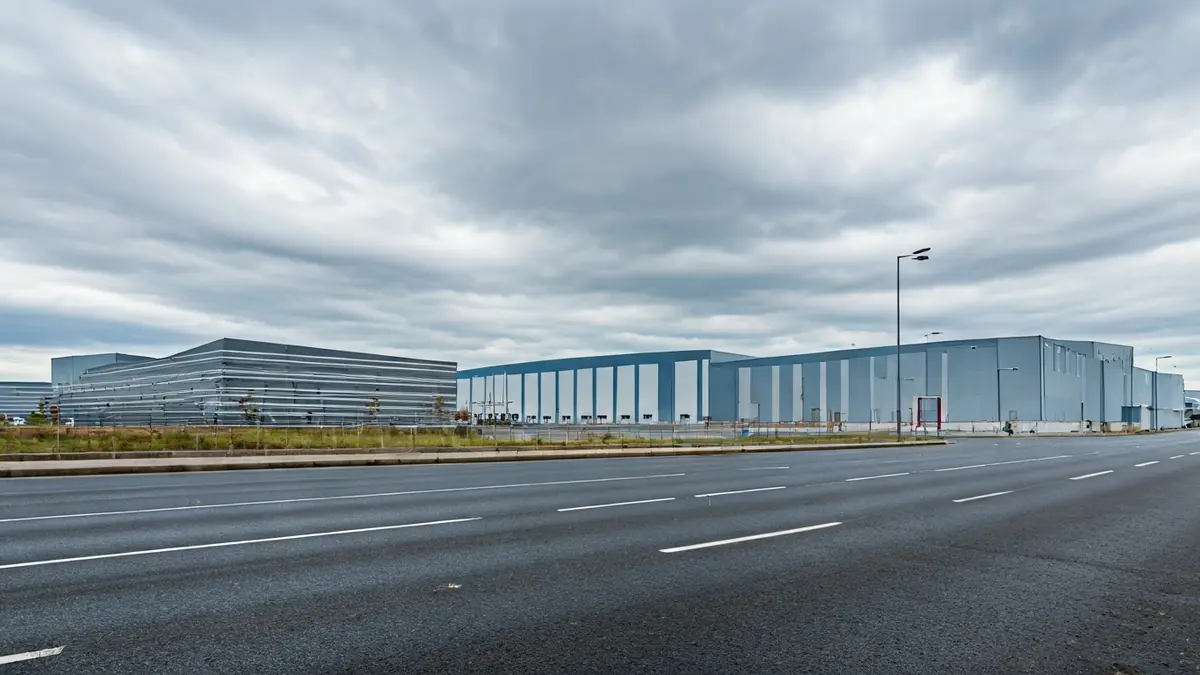 Imaxe xenérica dun polígono industrial baleiro en Galicia.
