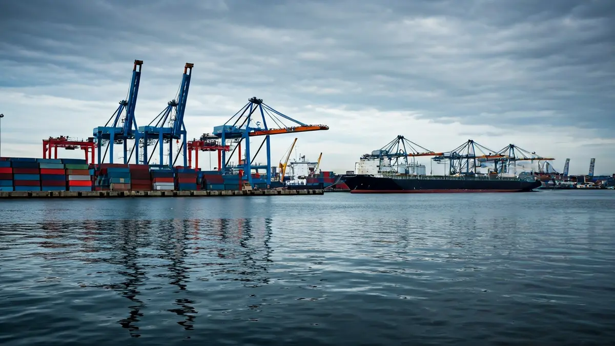 Imagen genérica de un puerto con contenedores y grúas.