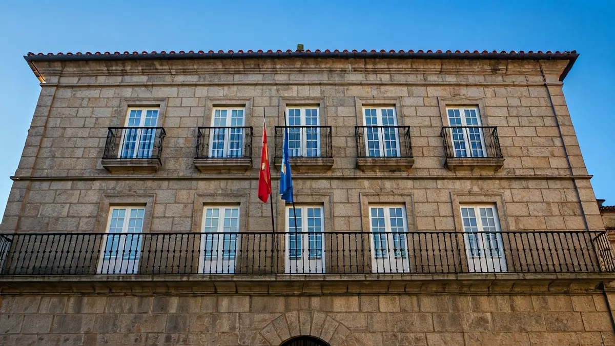 Fachada dun concello galego, símbolo da política local.