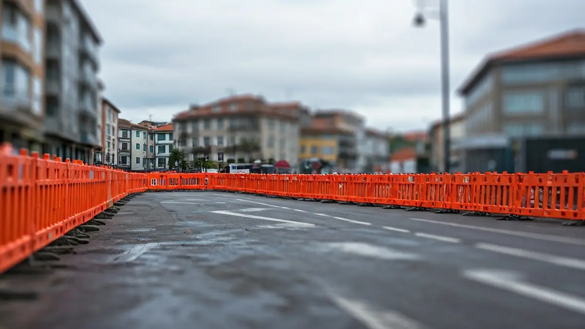 Imaxe xenérica dunha obra paralizada con barreiras de seguridade laranxas.