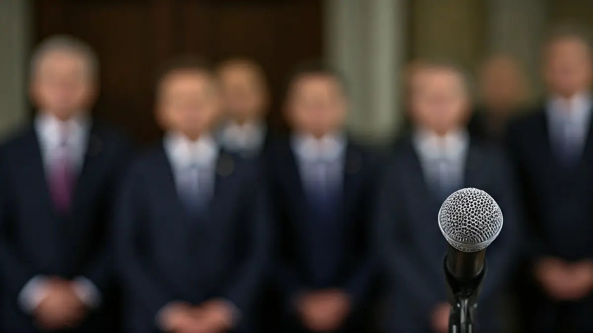 Imaxe xenérica dun micrófono nun atril, simbolizando declaracións políticas.