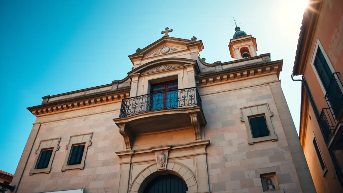 Fachada de un ayuntamiento gallego con balcón de hierro forjado