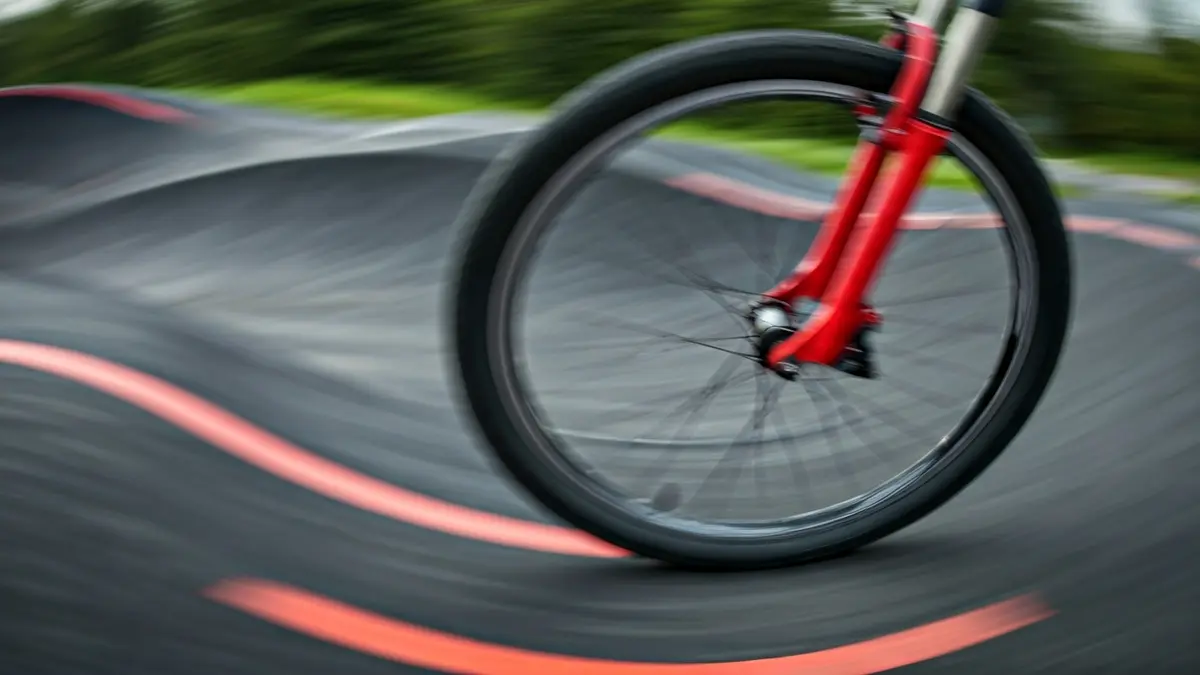 Imagen genérica de una rueda de bicicleta en un pumptrack.