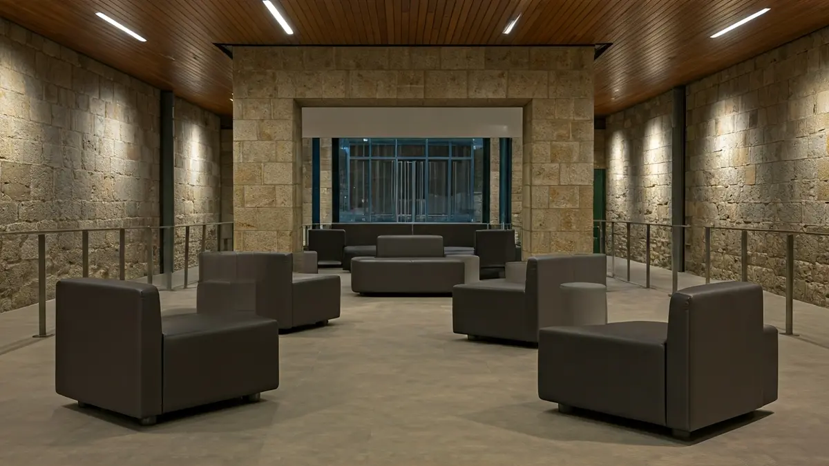 Imaxe xenérica dun espazo de encontro familiar, con asentos cómodos e iluminación suave.