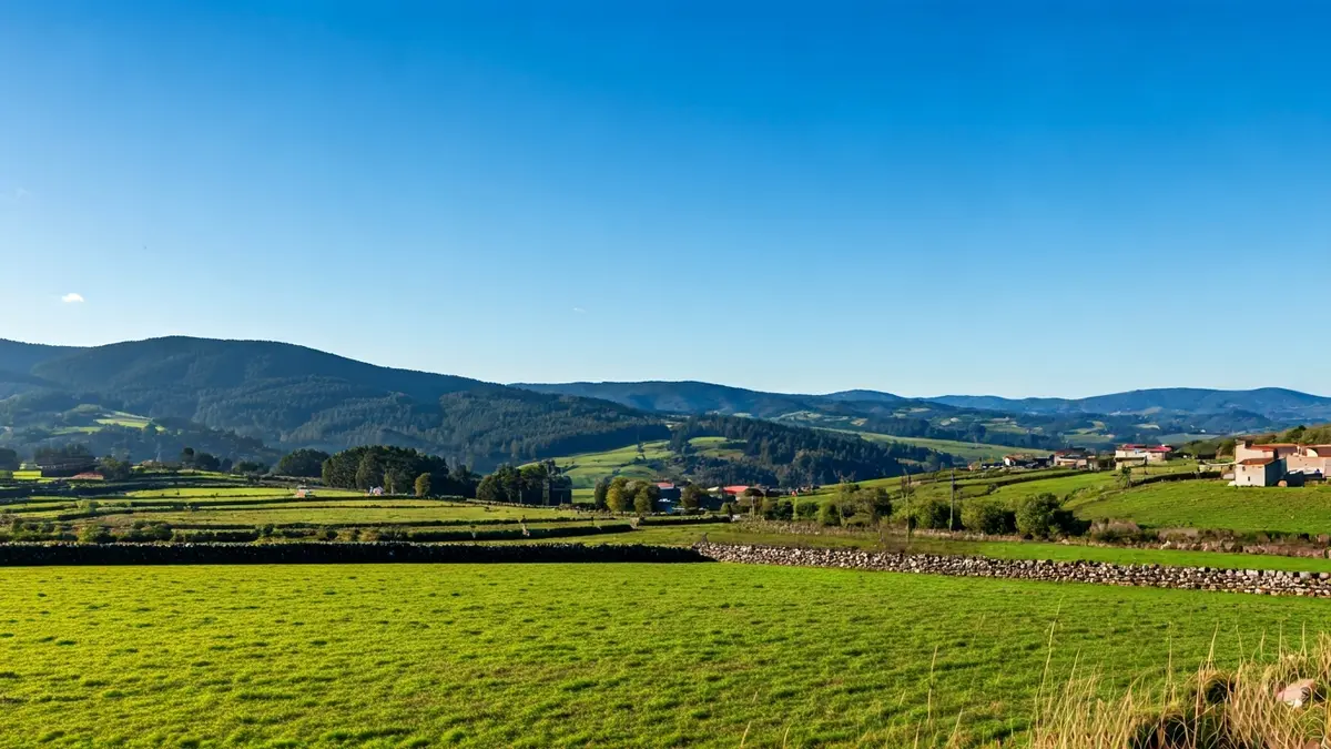 Imagen genérica de un cielo despejado sobre un paisaje rural gallego.