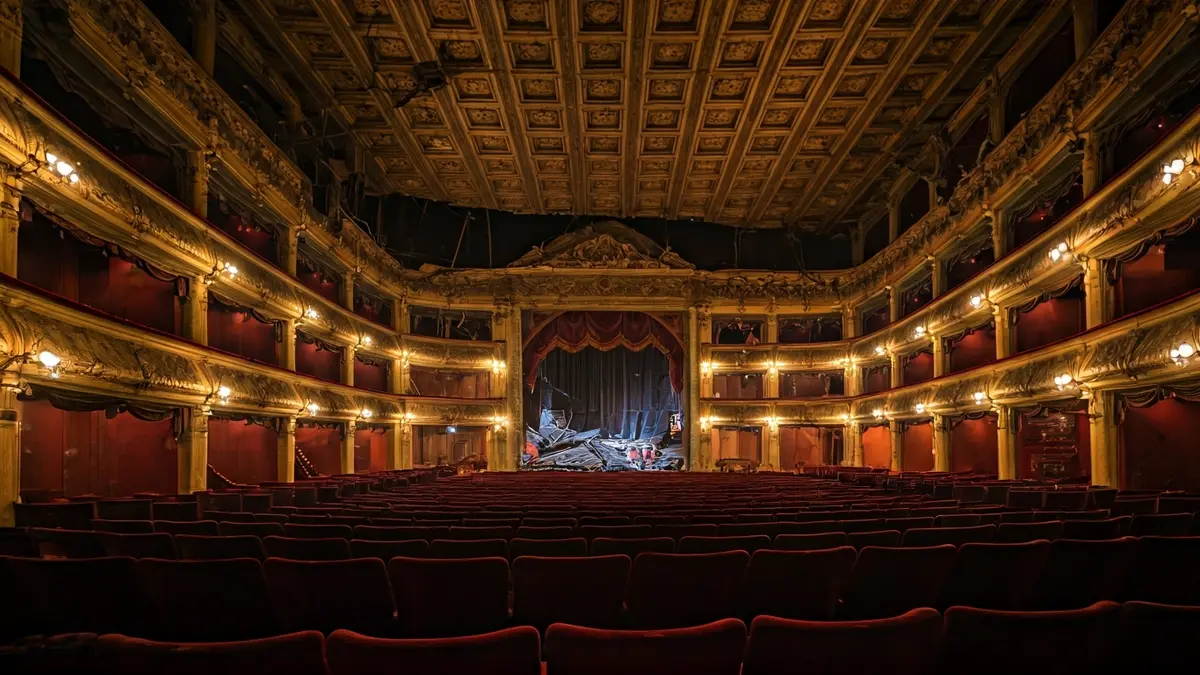 Imaxe do interior do Teatro Principal de Pontevedra co falso teito caído.