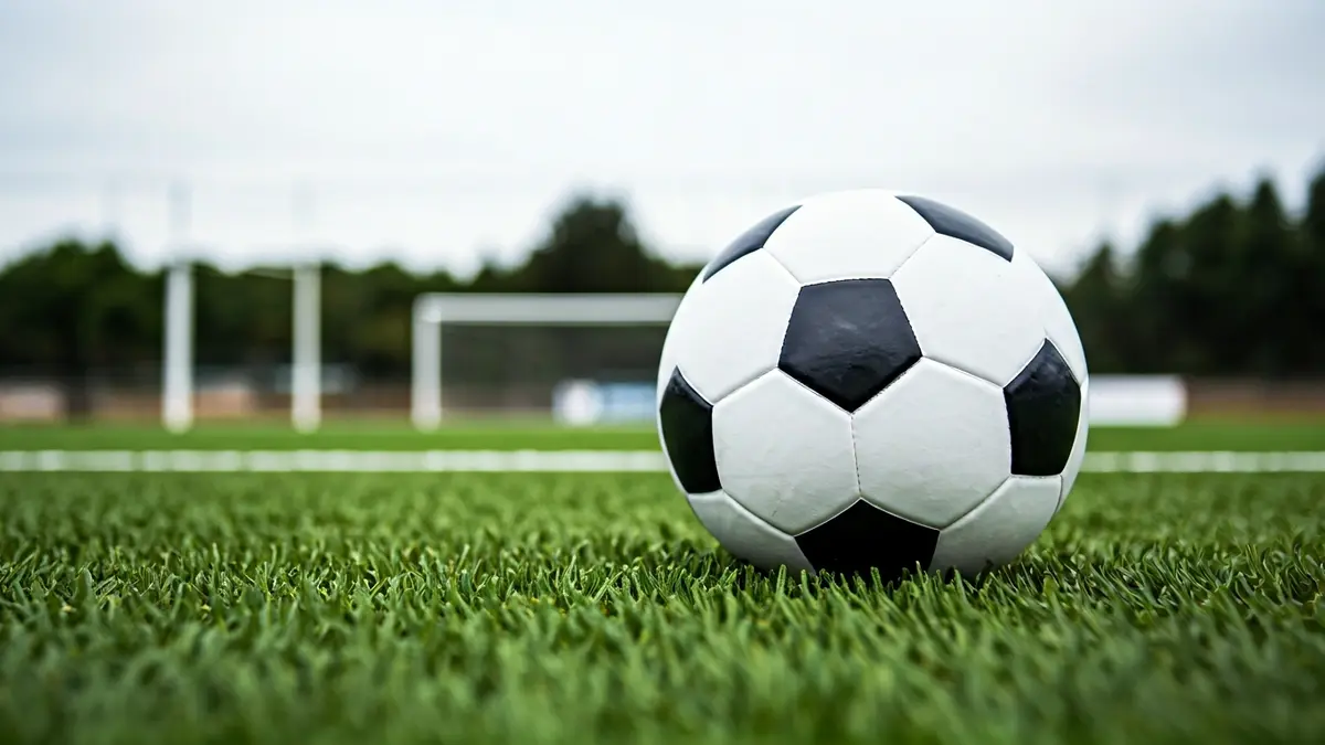 Imagen genérica de un balón de fútbol sobre la hierba de un campo.