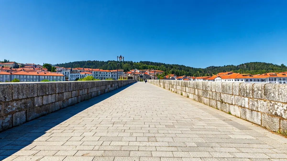 Imagen del histórico puente de Pontedeume con sus nuevas aceras ampliadas.