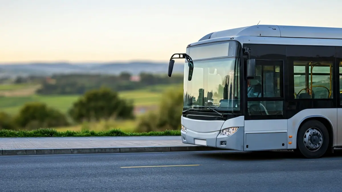 Imaxe xenérica dun autobús urbano nunha parada, representando o transporte público.