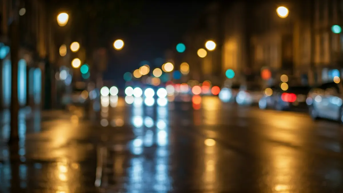 Imaxe xenérica dunha rúa mollada pola chuvia nunha cidade galega pola noite, con luces de coches borrosas reflectíndose no asfalto.