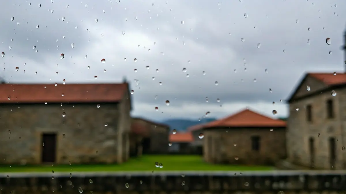 Imaxe xenérica dun ceo anubrado con choiva lixeira sobre unha paisaxe galega.