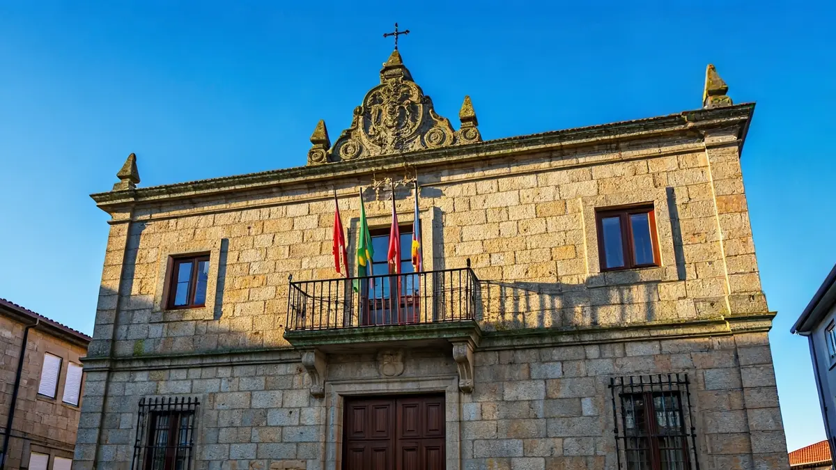 Imaxe da fachada dun concello tradicional galego.