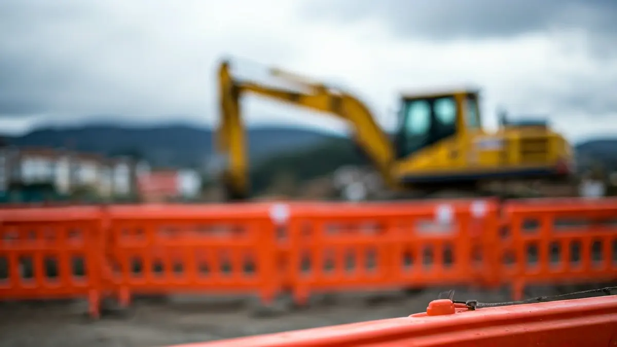 Imaxe xenérica dunha obra en construción con barreiras de seguridade laranxas.