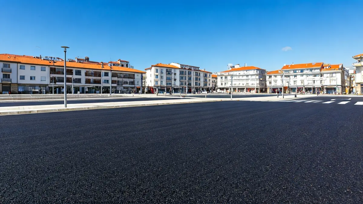 Imagen genérica de un aparcamiento público mejorado en una zona costera.