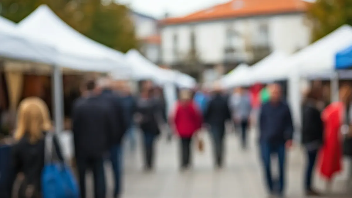 Imaxe xenérica dunha feira multisectorial con moita xente e postos de venda.