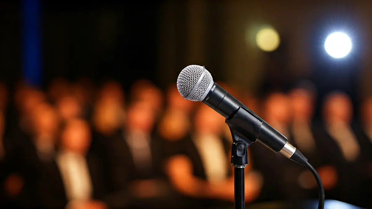 Imaxe xenérica dun micrófono nun podio, simbolizando un acto de entrega de premios ou unha rolda de prensa.