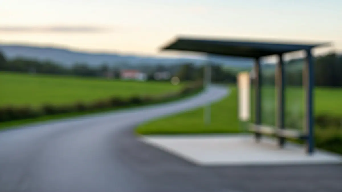 Imaxe xenérica dunha parada de autobús nunha zona rural de Galicia.