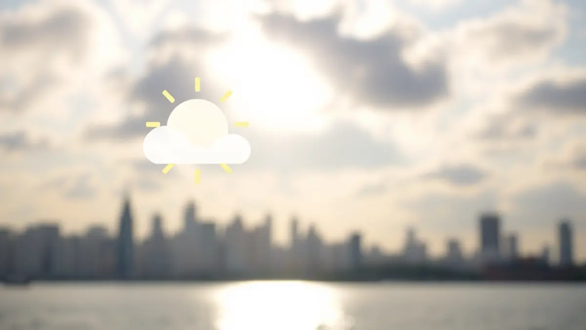 Imagen genérica de un icono de previsión meteorológica con sol y nubes sobre una ciudad costera.