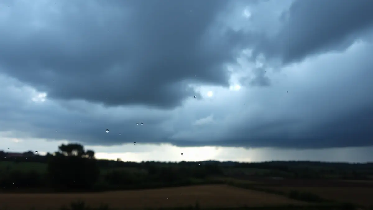 Imaxe xenérica dun ceo anubrado e chuvioso sobre unha paisaxe rural galega.