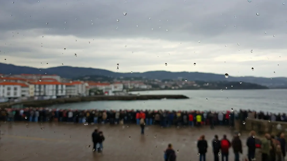 Imaxe xenérica dun día nubrado e chuvioso nunha vila costeira galega.