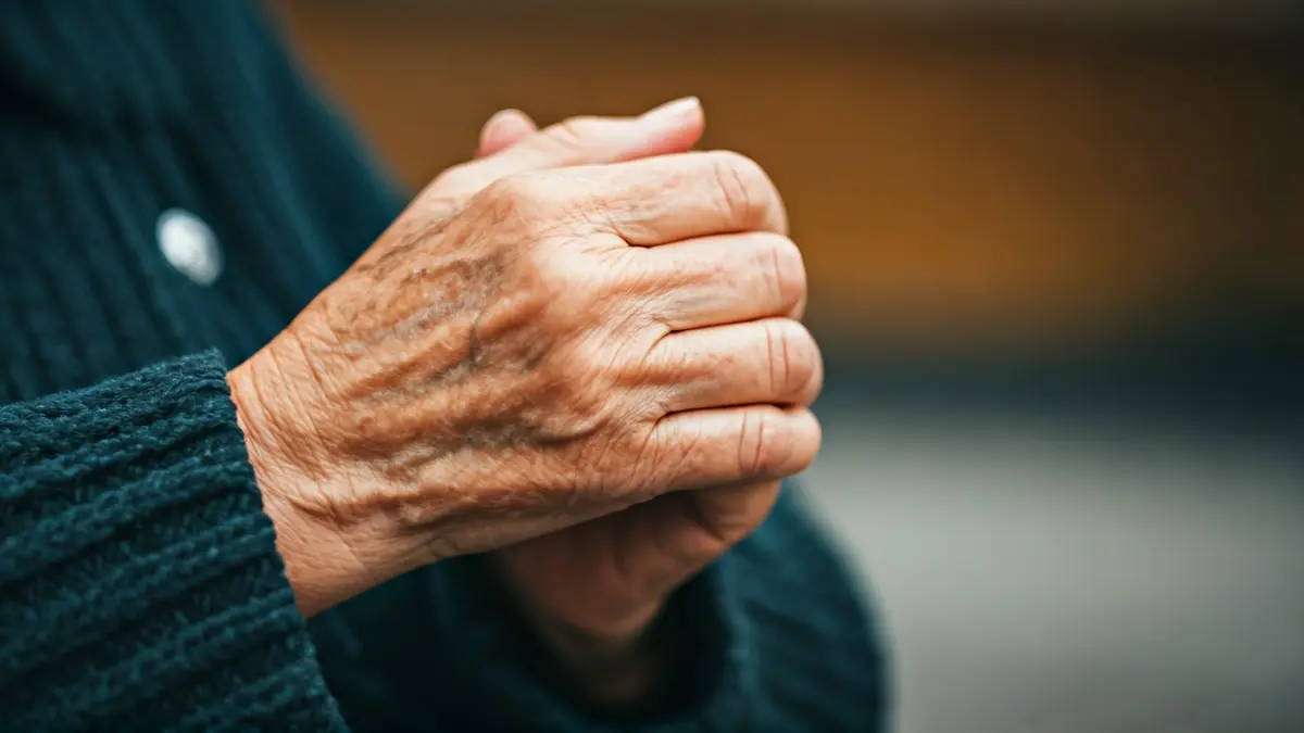 Imaxe xenérica de mans envellecidas, simbolizando a lonxevidade.