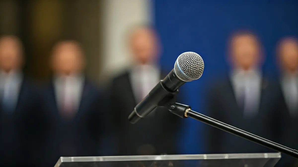 Imaxe xenérica dun micrófono nun podio, simbolizando un debate político.