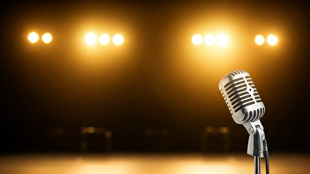 Imaxe xenérica dun micrófono nun escenario, evocando un concerto.